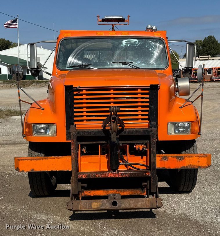 image for item EA1963 1995 International 4700 dump truck