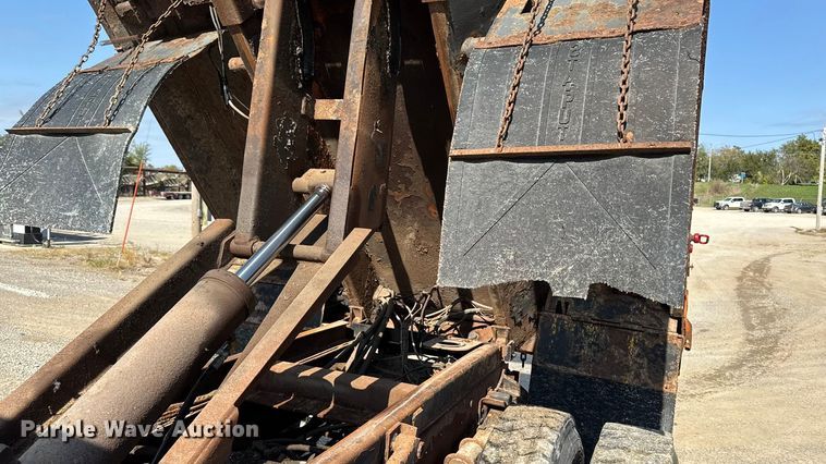 image for item EA1963 1995 International 4700 dump truck