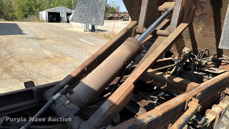 image for item EA1963 1995 International 4700 dump truck