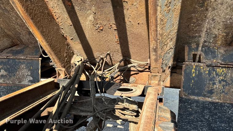 image for item EA1963 1995 International 4700 dump truck