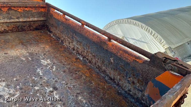 image for item EA1963 1995 International 4700 dump truck