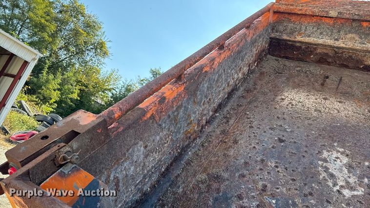 image for item EA1963 1995 International 4700 dump truck