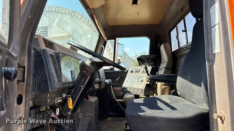 image for item EA1963 1995 International 4700 dump truck