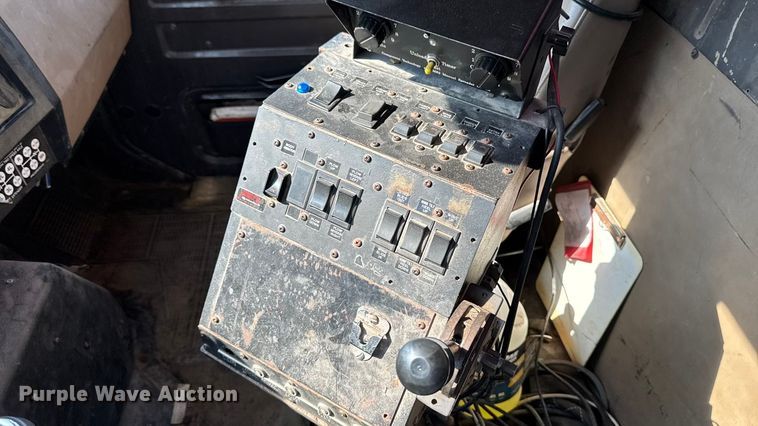 image for item EA1963 1995 International 4700 dump truck