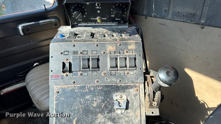 image for item EA1963 1995 International 4700 dump truck