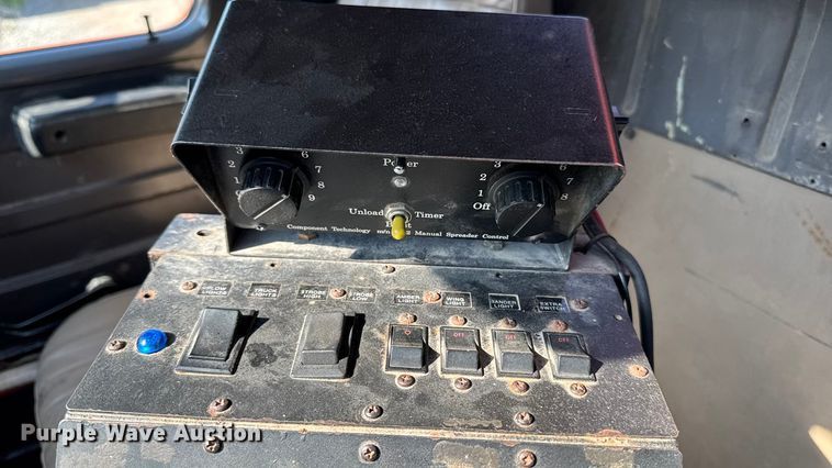 image for item EA1963 1995 International 4700 dump truck