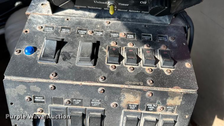 image for item EA1963 1995 International 4700 dump truck