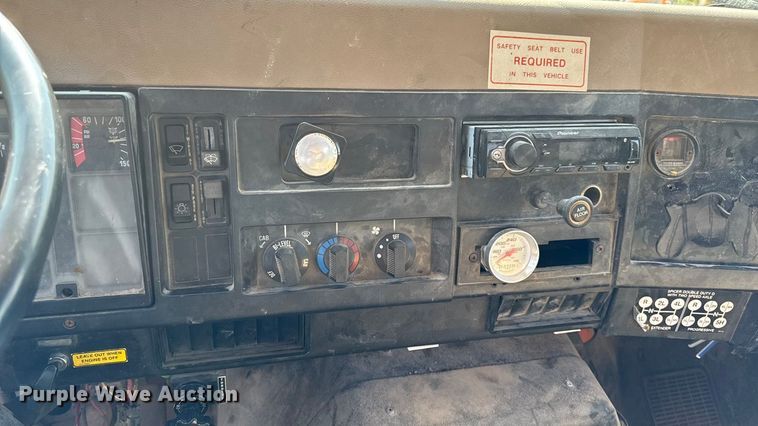 image for item EA1963 1995 International 4700 dump truck