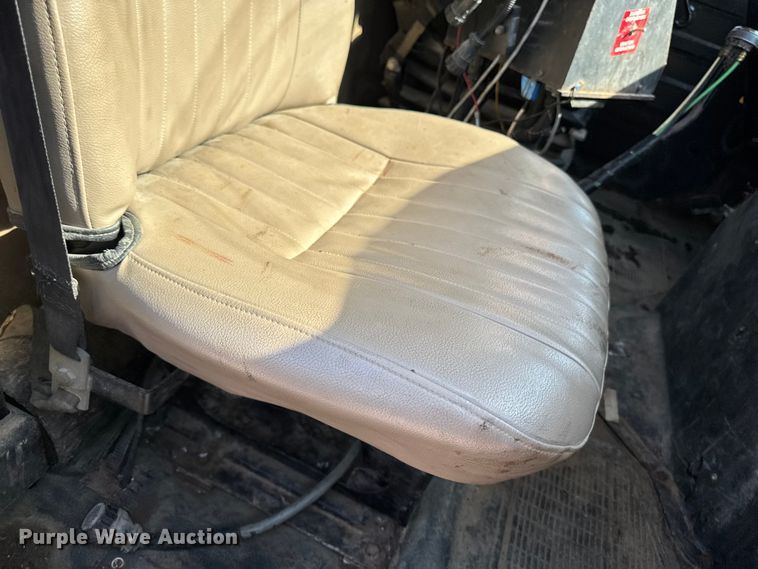 image for item EA1963 1995 International 4700 dump truck