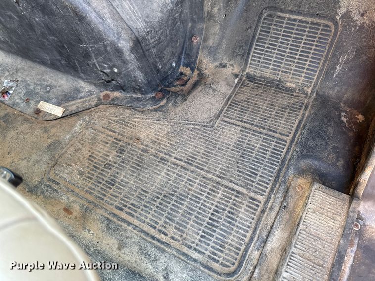 image for item EA1963 1995 International 4700 dump truck