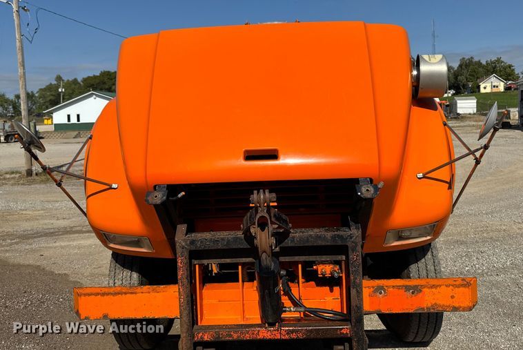 image for item EA1963 1995 International 4700 dump truck