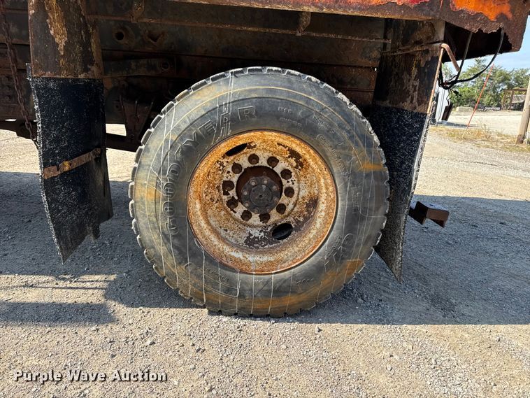 image for item EA1963 1995 International 4700 dump truck