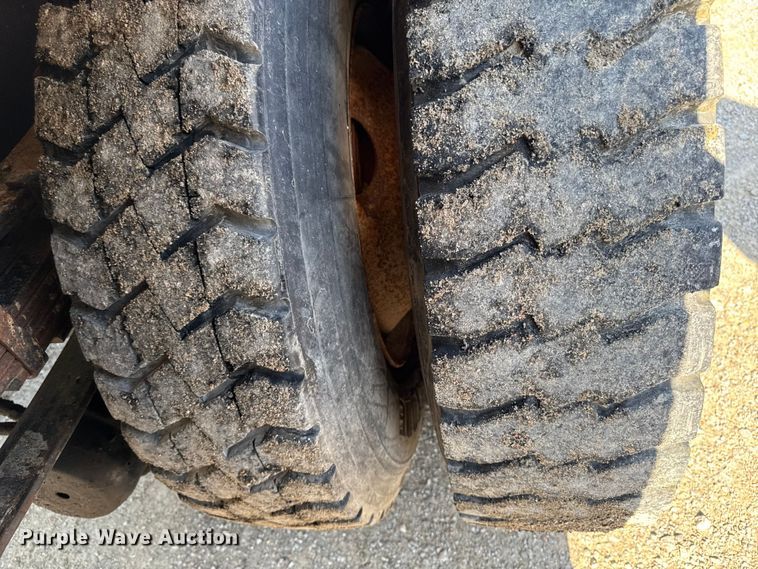 image for item EA1963 1995 International 4700 dump truck