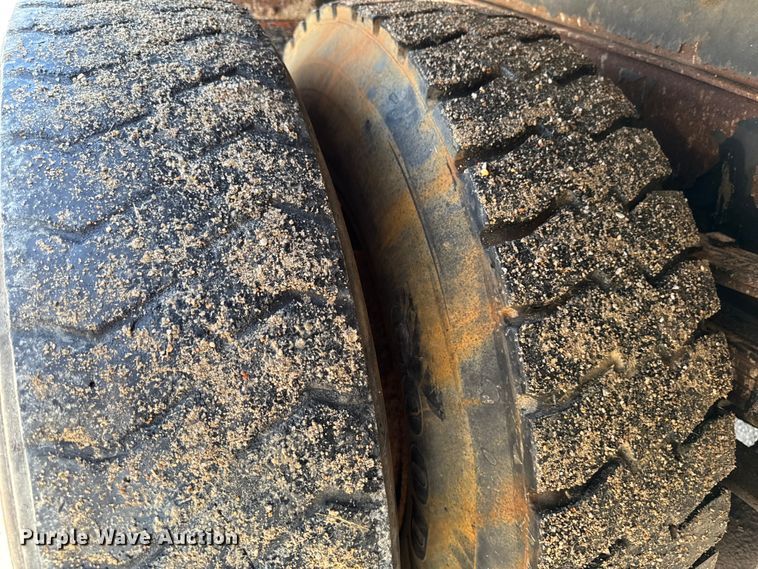 image for item EA1963 1995 International 4700 dump truck