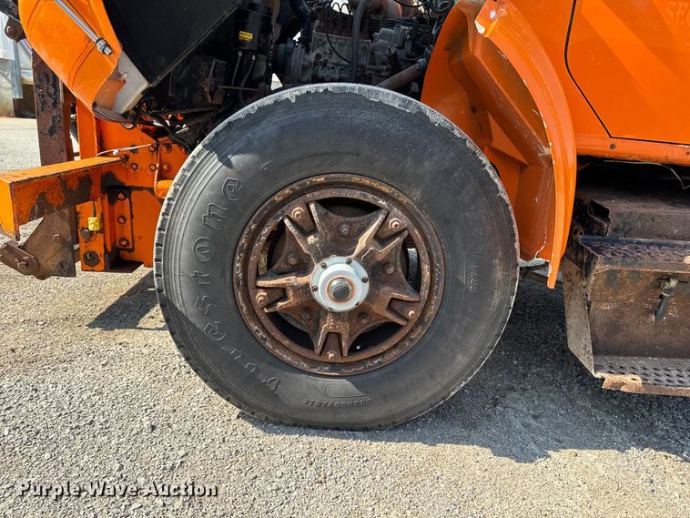 image for item EA1963 1995 International 4700 dump truck