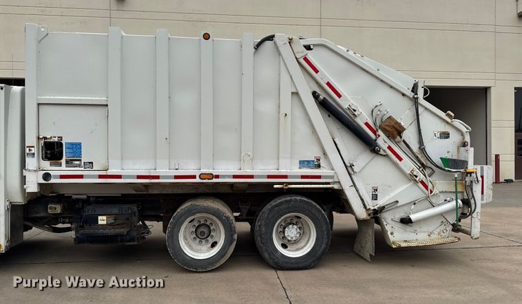 image for item EA1970 2004 International MA035 refuse truck