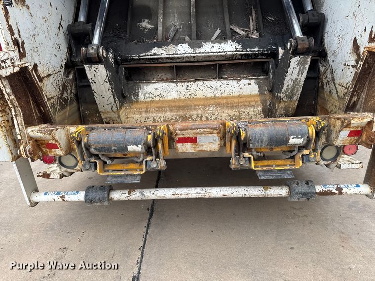 image for item EA1970 2004 International MA035 refuse truck