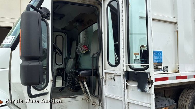 image for item EA1970 2004 International MA035 refuse truck