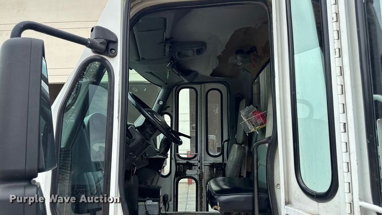 image for item EA1970 2004 International MA035 refuse truck