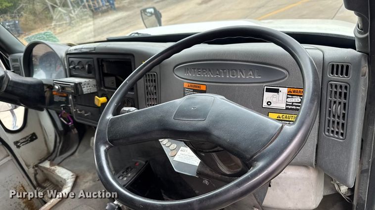 image for item EA1970 2004 International MA035 refuse truck