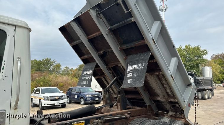 image for item EA1971 2001 International 4900 dump truck