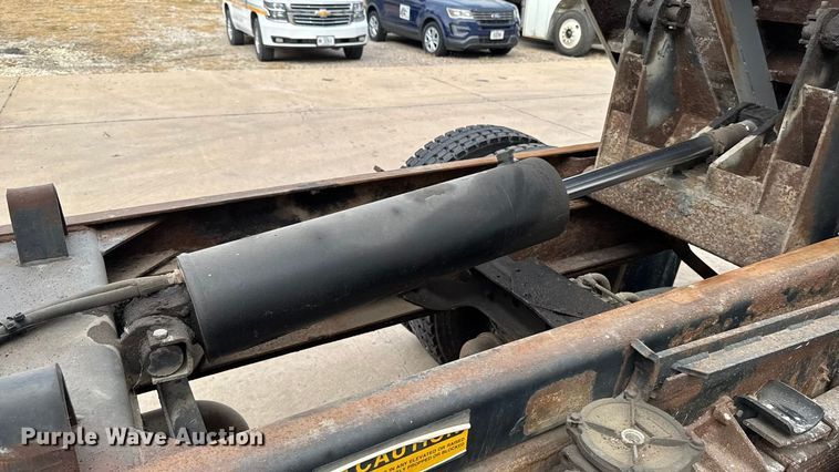 image for item EA1971 2001 International 4900 dump truck