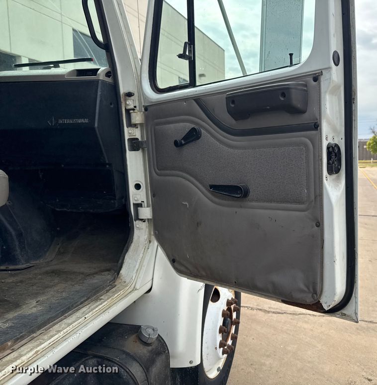 image for item EA1971 2001 International 4900 dump truck