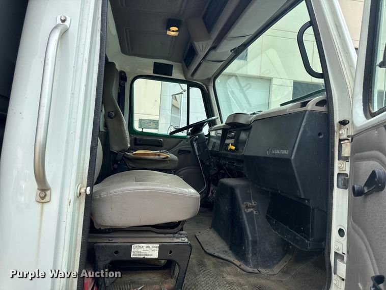 image for item EA1971 2001 International 4900 dump truck