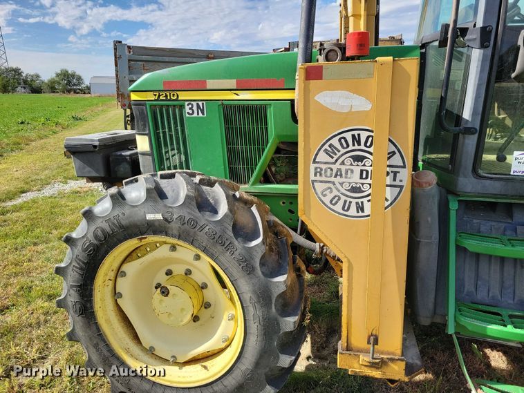 image for item EA2664 2001 John Deere 7210 MFWD tractor