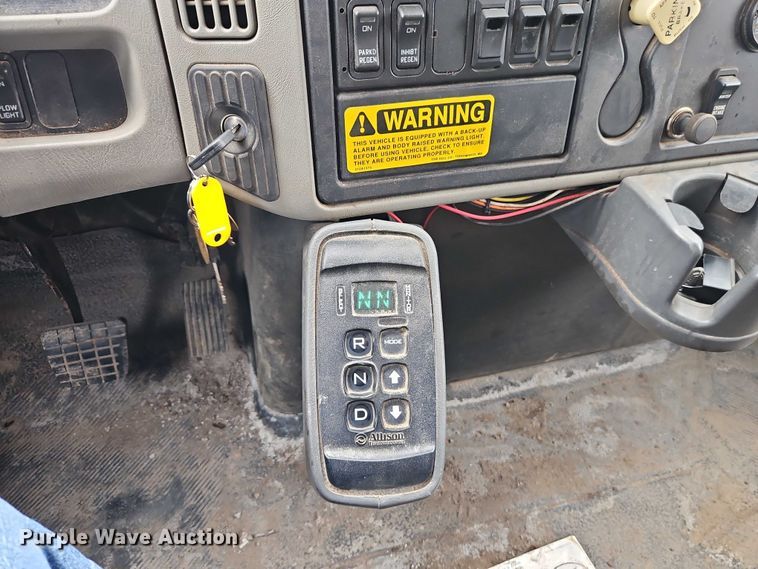 image for item EB8378 2009 International SA525 dump truck