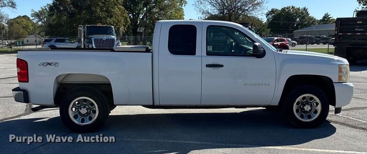 image for item ED2319 2011 Chevrolet Silverado 1500 Ext. Cab pickup truck