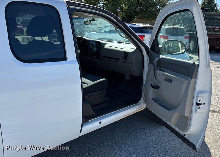 image for item ED2319 2011 Chevrolet Silverado 1500 Ext. Cab pickup truck