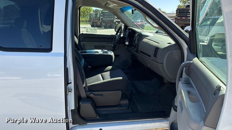 image for item ED2319 2011 Chevrolet Silverado 1500 Ext. Cab pickup truck