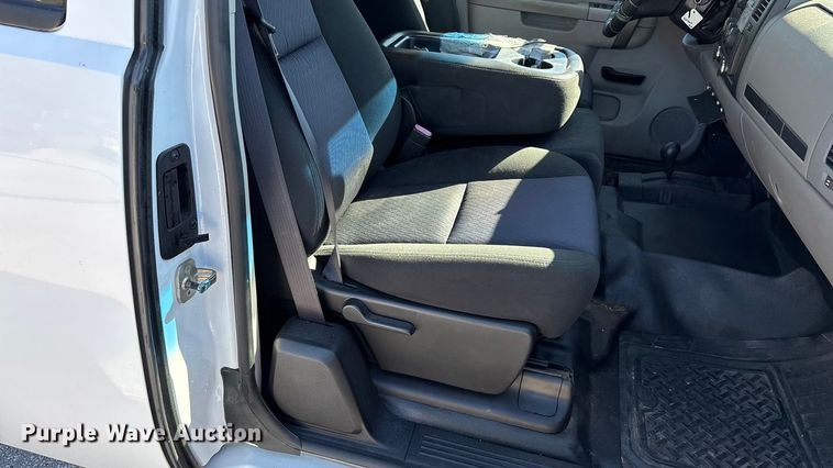 image for item ED2319 2011 Chevrolet Silverado 1500 Ext. Cab pickup truck