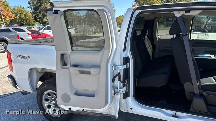 image for item ED2319 2011 Chevrolet Silverado 1500 Ext. Cab pickup truck