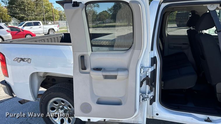 image for item ED2319 2011 Chevrolet Silverado 1500 Ext. Cab pickup truck