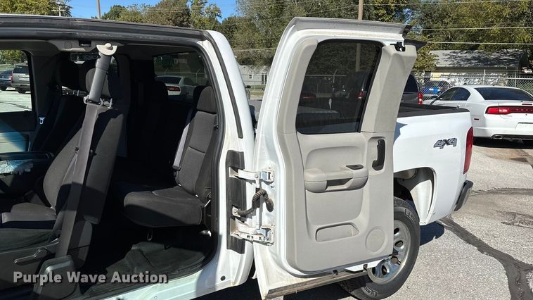 image for item ED2319 2011 Chevrolet Silverado 1500 Ext. Cab pickup truck