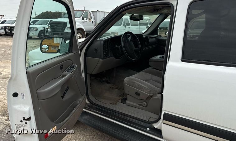 image for item ED5827 2004 Chevrolet Suburban 2500 SUV