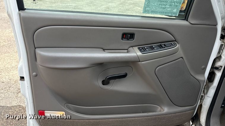 image for item ED5827 2004 Chevrolet Suburban 2500 SUV