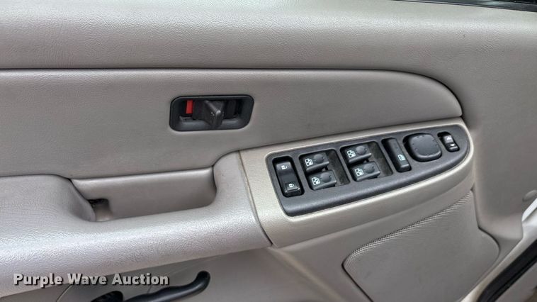 image for item ED5827 2004 Chevrolet Suburban 2500 SUV