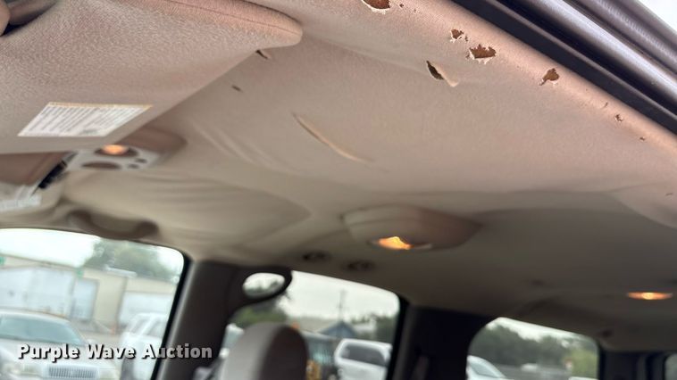 image for item ED5827 2004 Chevrolet Suburban 2500 SUV