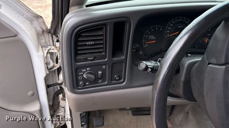 image for item ED5827 2004 Chevrolet Suburban 2500 SUV