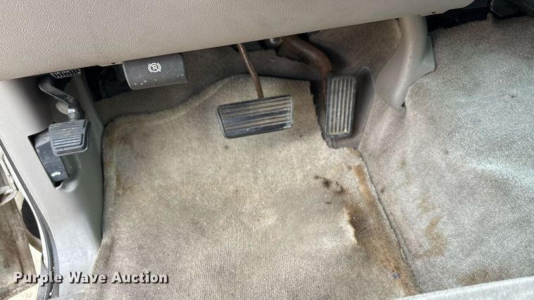 image for item ED5827 2004 Chevrolet Suburban 2500 SUV