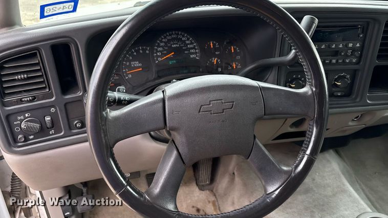 image for item ED5827 2004 Chevrolet Suburban 2500 SUV