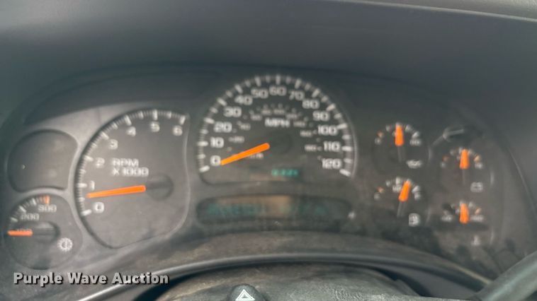 image for item ED5827 2004 Chevrolet Suburban 2500 SUV