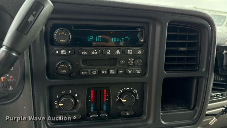 image for item ED5827 2004 Chevrolet Suburban 2500 SUV