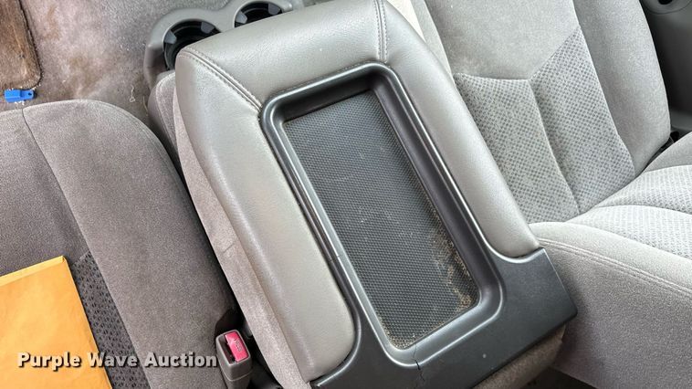 image for item ED5827 2004 Chevrolet Suburban 2500 SUV