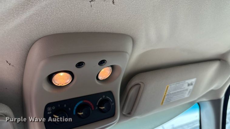 image for item ED5827 2004 Chevrolet Suburban 2500 SUV