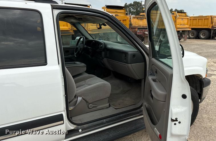 image for item ED5827 2004 Chevrolet Suburban 2500 SUV