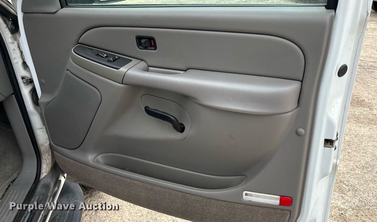 image for item ED5827 2004 Chevrolet Suburban 2500 SUV